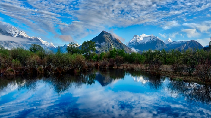 4K New Zealand Landscape with Mountains and Lake Reflection