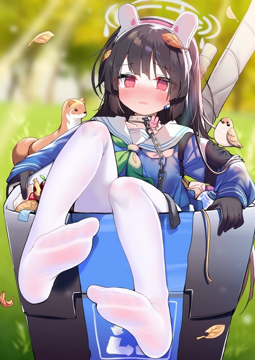 Miyu Kasumizawa with animals in a trash can