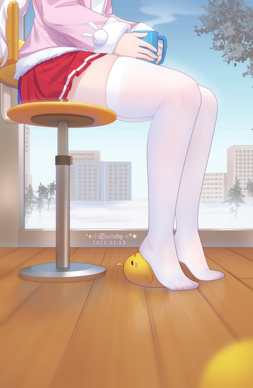 Azur Lane Laffey with a chick under her foot