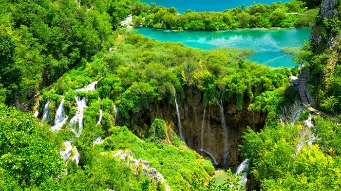 4K nature scene with waterfalls and a turquoise lake