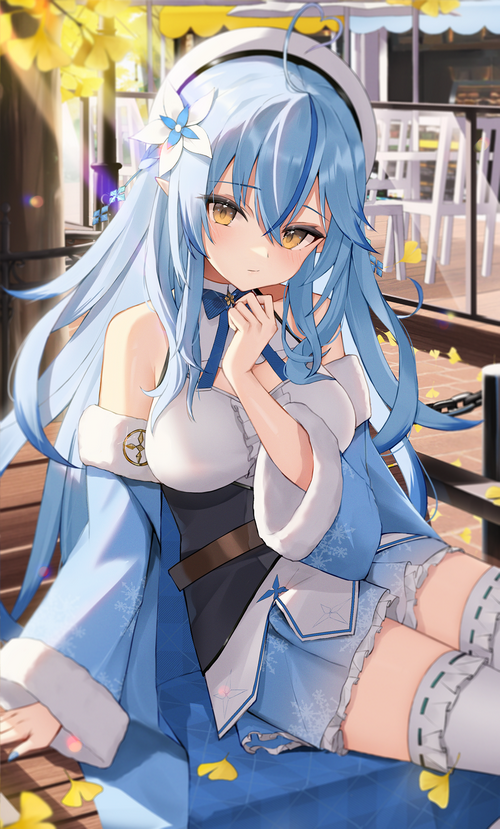 Yukihana Lamy with blue hair and yellow eyes