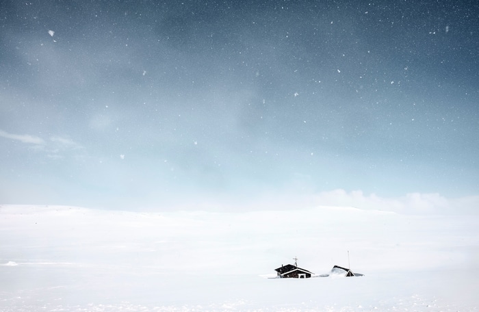 4K winter landscape with cabins under stars