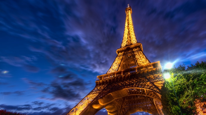 4K Eiffel Tower at Night in Paris