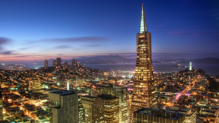 4K San Francisco cityscape at dusk with Transamerica Pyramid