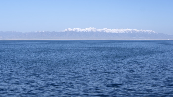 4K blue water and snow-capped mountains