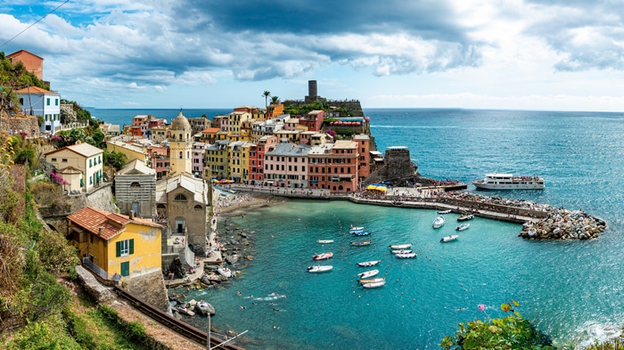 4K Vernazza, Cinque Terre town with colorful buildings and sea