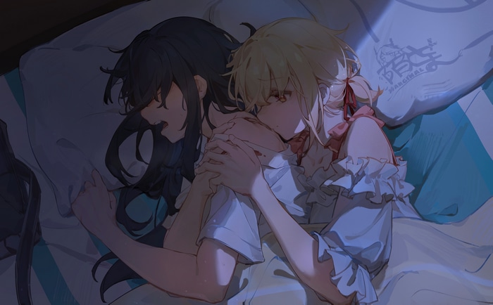 Nishikigi Chisato and Inoue Takina hugging in bed