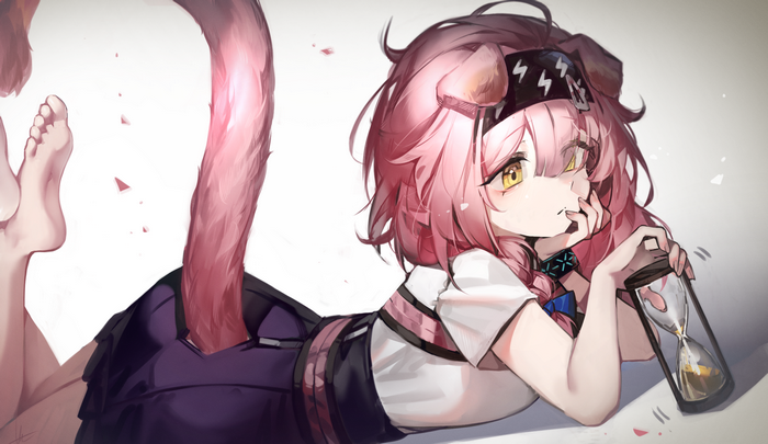 Goldenglow from Arknights holding an hourglass