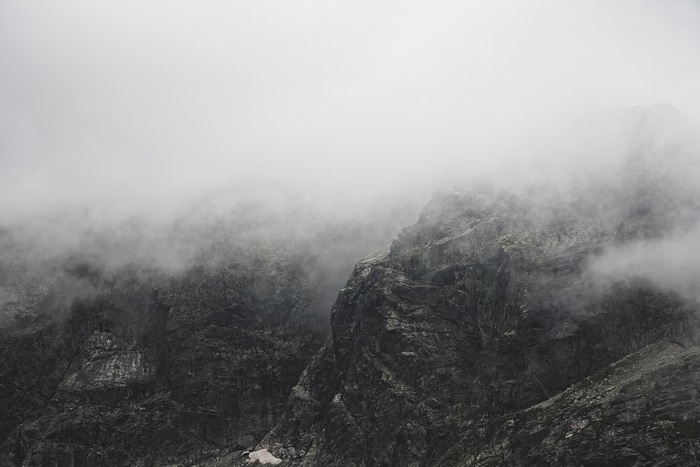 4K misty mountains
