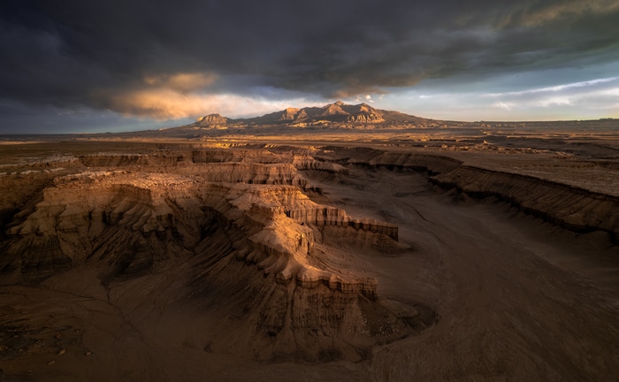 4K Utah Desert Landscape with Mountains and Clouds