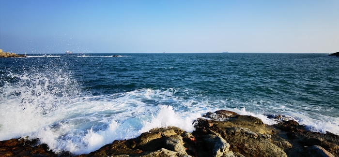 4K sea with waves crashing on rocks