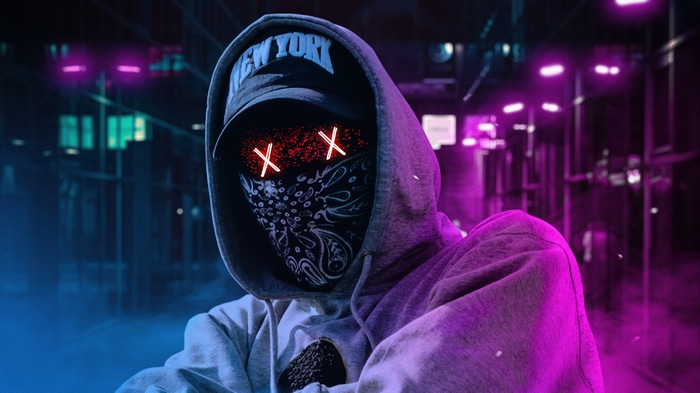 4K person with New York cap and bandana