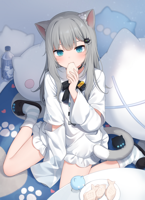 Amashiro Natsuki cat girl eating a snack