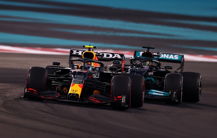 Sergio Pérez and Lewis Hamilton in Formula 1 race