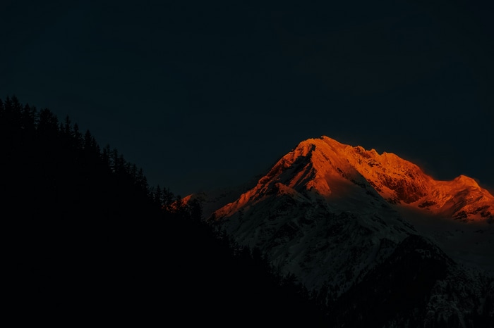4K sunlight on snow-capped mountains at dusk