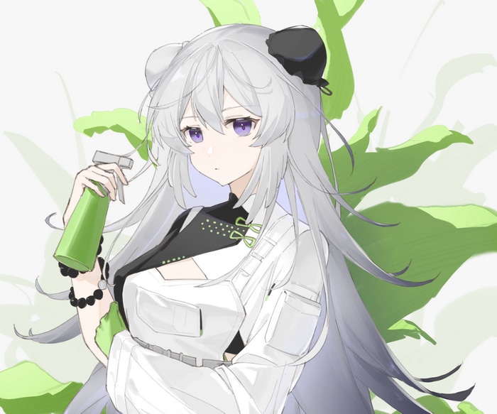 Arknights Mulberry holding a spray bottle