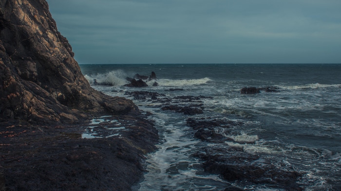 4K rocks and sea waves on the coast