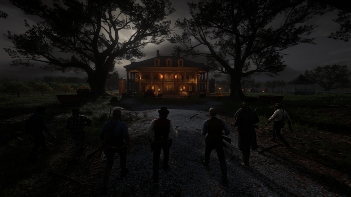 Red Dead Redemption 2 group approaches a mansion at night