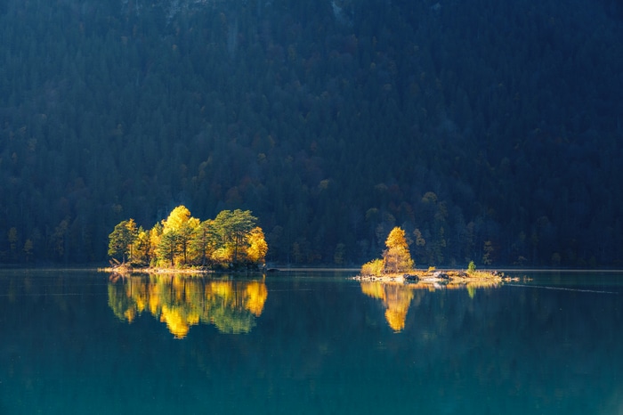 4K lake with islands and autumn trees