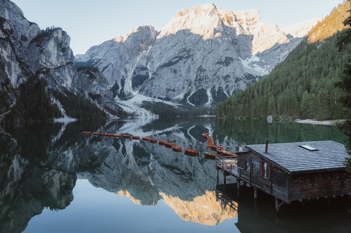 4K lake with boats and mountains
