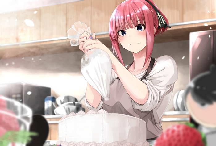 Nino Nakano decorating a cake