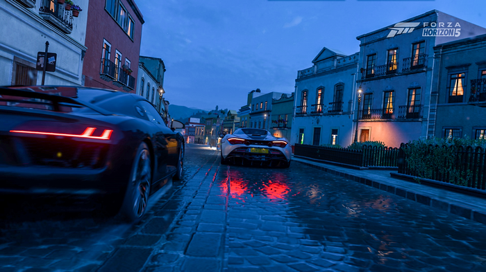 Forza Horizon 5: Audi and McLaren on wet cobblestone street