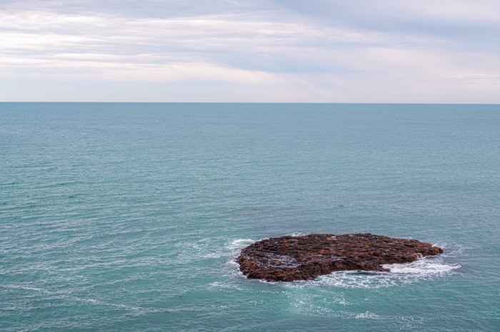 4K ocean view of a rock formation in Australia