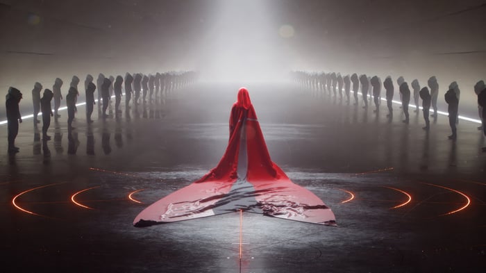 Queen Stroll To The Aisle