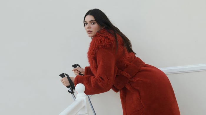 Kendall Jenner in Jacquemus Guirlande Holiday 2023