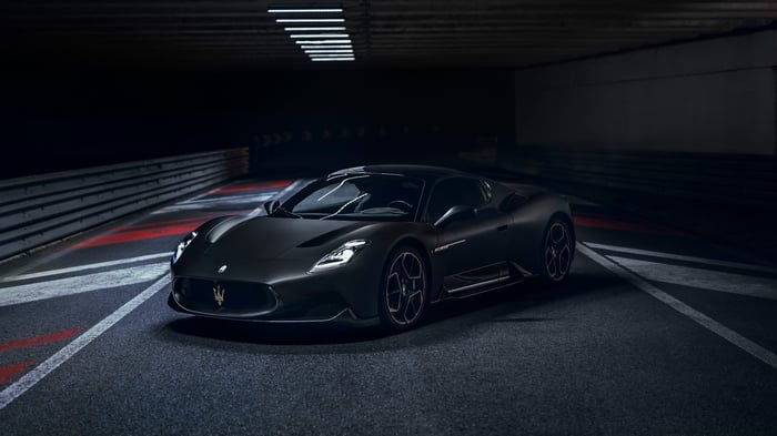 Maserati MC20 Notte Coupe Car in Tunnel