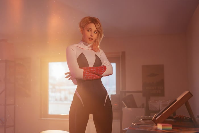 Gwen Stacy Cosplay in Spider-Gwen Suit