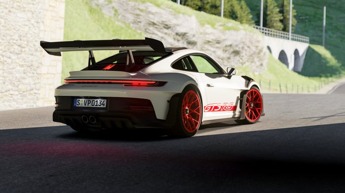 White Porsche 992 GT3 RS with red wheels