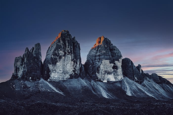 Snow Blanketed Peaks Majestic Mountain Scenery