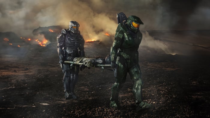 Halo The Series: Two Spartans carry a wounded comrade