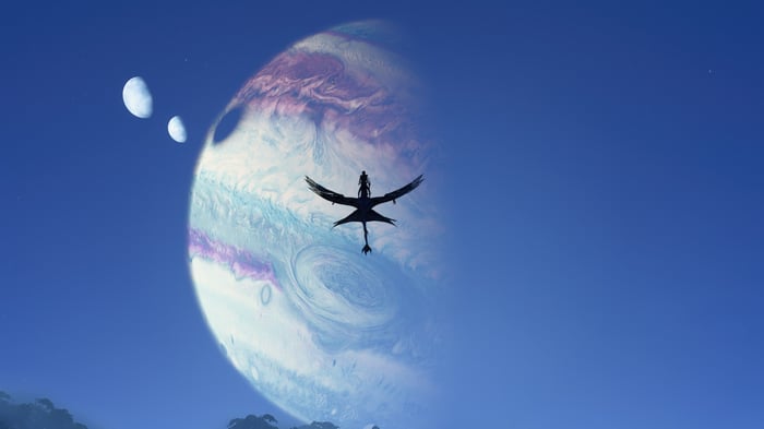 Avatar: Frontiers of Pandora - Jake Sully flying on a banshee