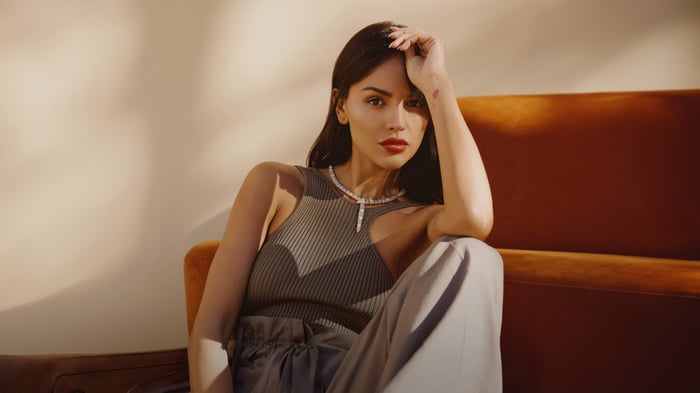 Eiza Gonzalez wearing a necklace and grey outfit