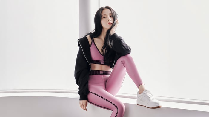 Jisoo in Alo Yoga outfit