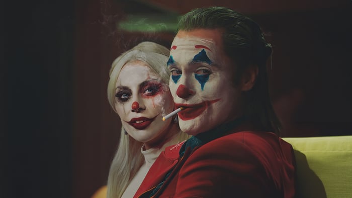 Joker and Harley Quinn smoking