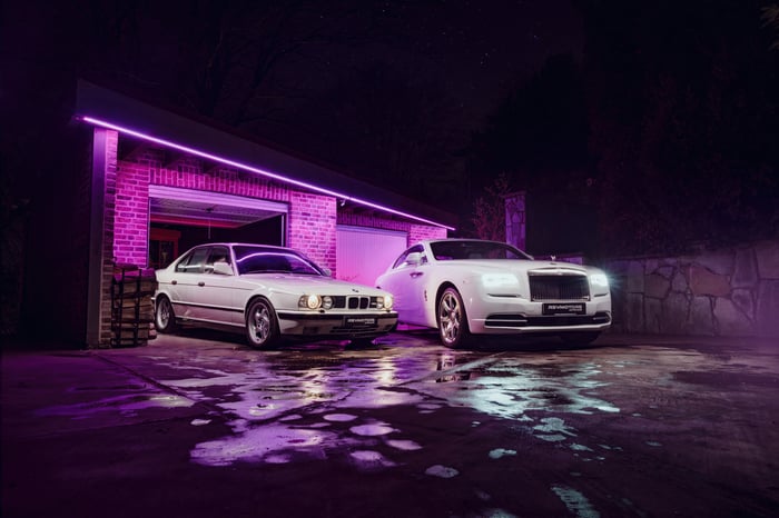 Rolls Royce and Classic BMW M5 at Night