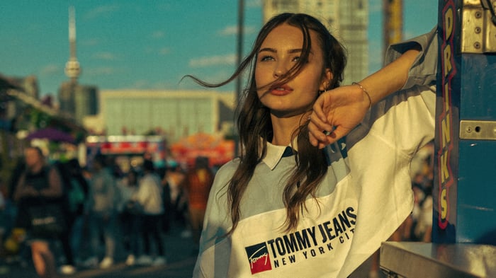 Girl wearing Tommy Jeans in a city