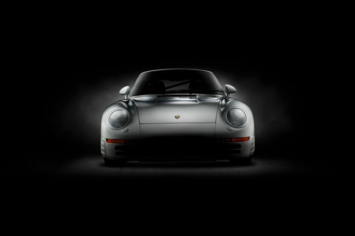 Front view of a silver Porsche 959