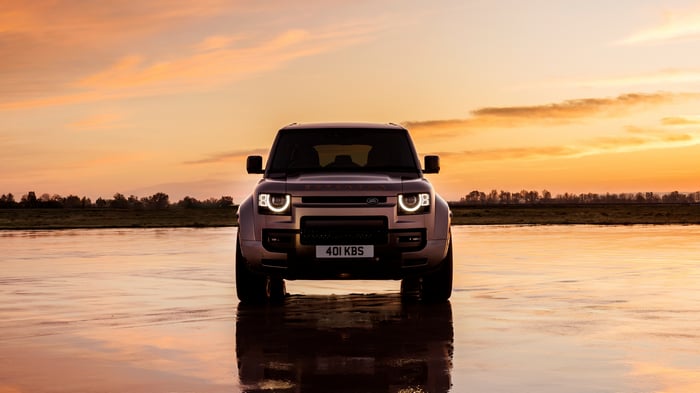 Land Rover Defender Octa 2025 at sunset