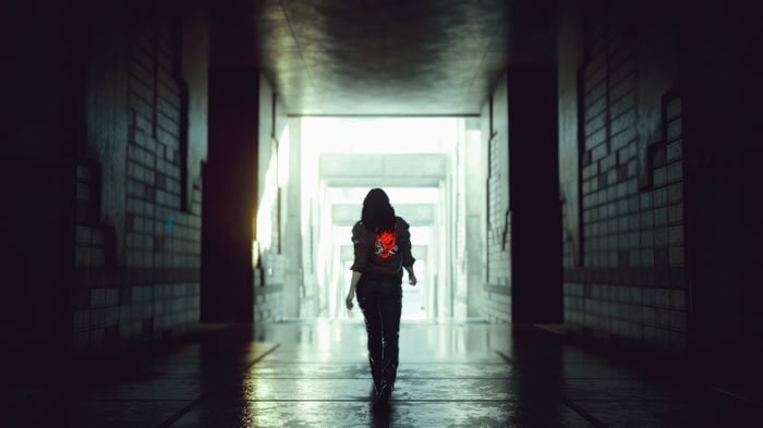 Cyberpunk 2077 Odyssey: Woman in a dark hallway