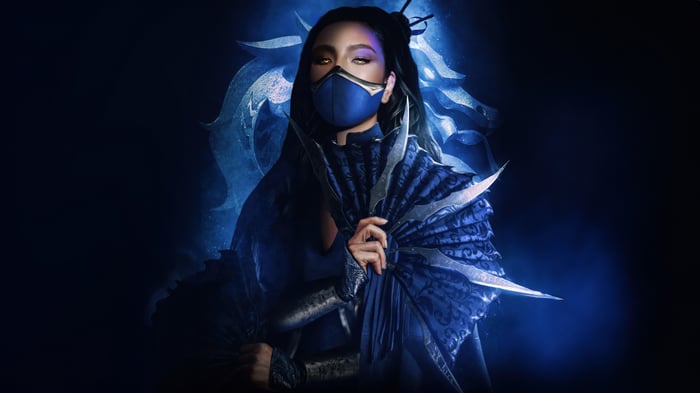 Adeline Rudolph as Katana with blue mask and fans
