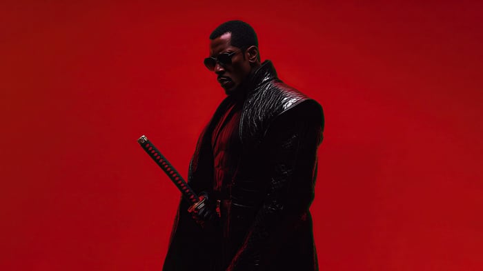Wesley Snipes as Blade holding a sword