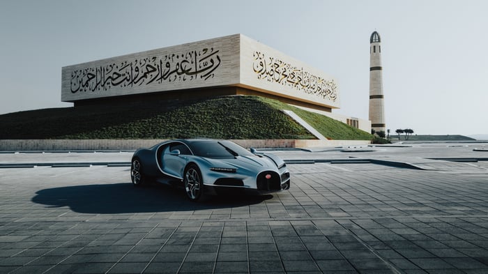 Bugatti Chiron in front of a mosque in Doha, Qatar