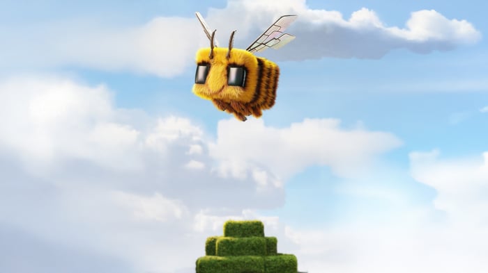 Minecraft Bee flying in the sky