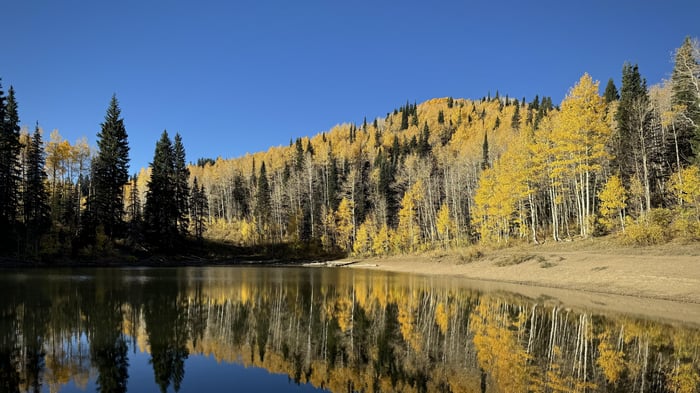 Lake and autumn trees in Wasatch Mountains, Utah