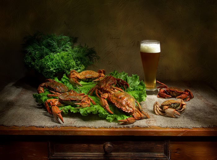 Cooked crabs on lettuce with a glass of beer
