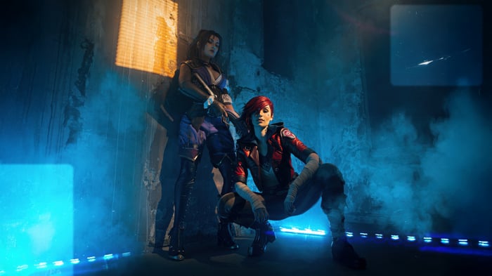 Arcane Caitlyn and Vi in a dimly lit room
